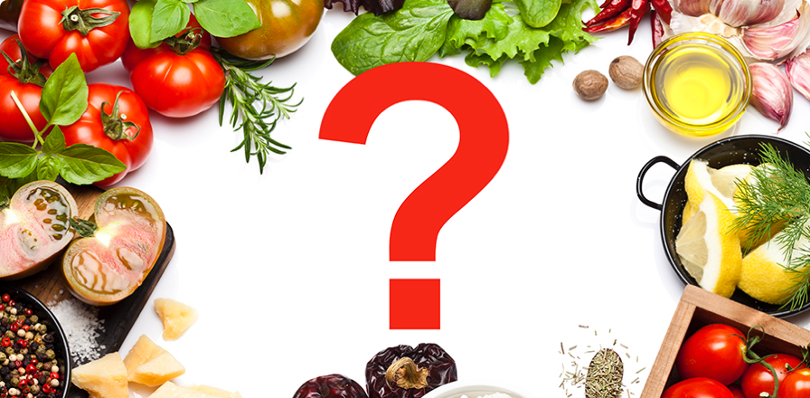Un signo de interrogación rodeado de un bodegón de alimentos saludables, como tomates, hierbas aromáticas, aceite, etc.